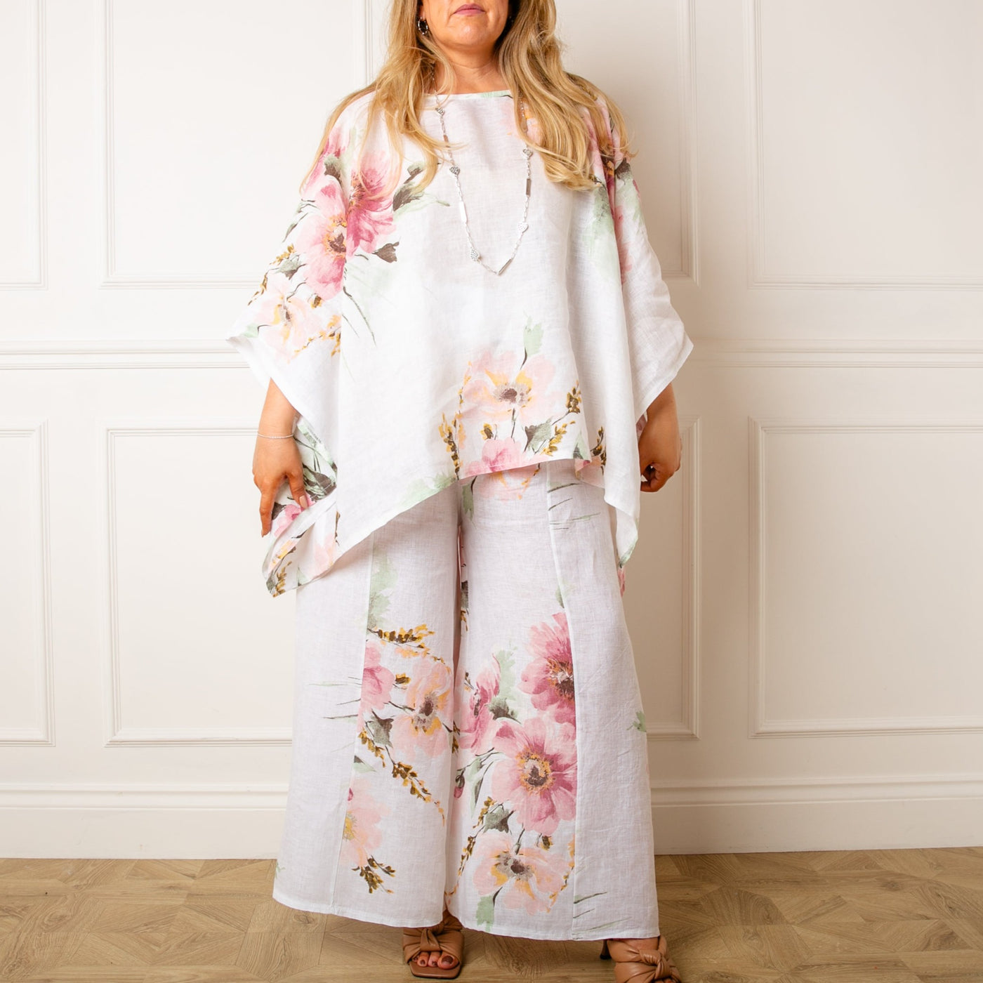The white Bouquet Print Linen Top with a round neckline and a relaxed fit